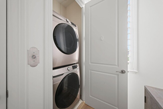 Building Photo - 285 SE 6th Ave