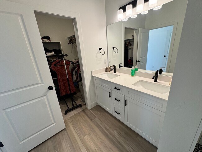 Building Photo - 3 Bed Condo In Desert Color!