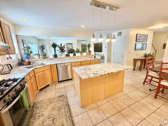 Building Photo - 4 Bedroom Home in South Burlington VT Available 4/1!