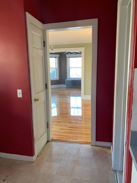 Building Photo - 468 Massasoit Rd