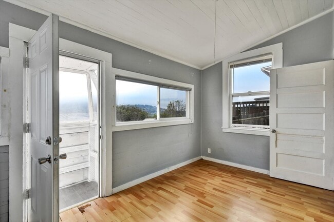 Building Photo - Three Bedroom House in Visitacion Valley