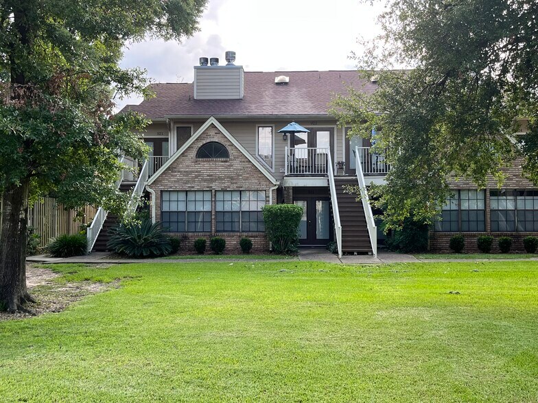 Courtyard Entrance - 5001 Grande Dr