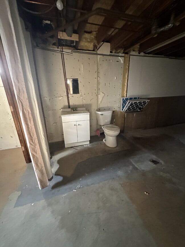 Building Photo - 1112 E Memorial Dr