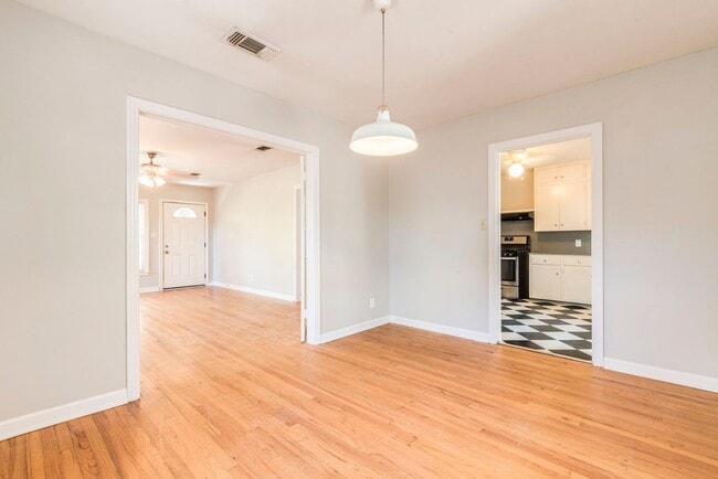 Building Photo - 3302 Hemlock-