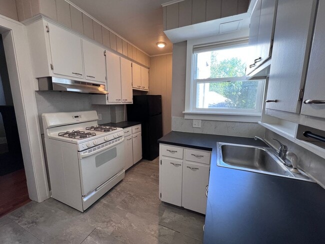 Building Photo - 641 Parkwood St NE