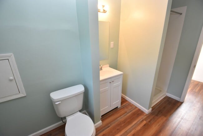 Building Photo - 4 bedroom 2 bath home close to UP Mall
