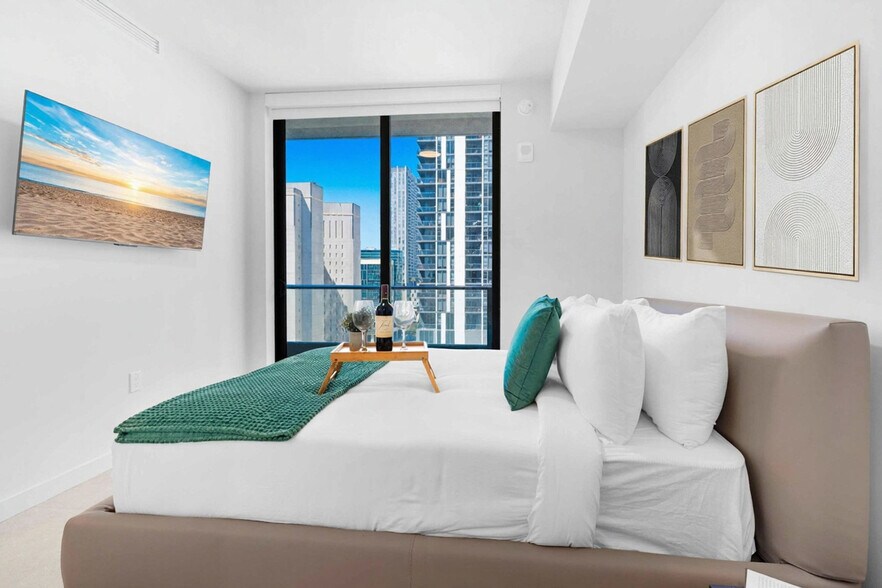 Building Photo - 501 NE 1st Ave