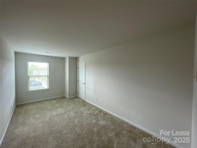 Building Photo - 11060 Discovery Dr NW