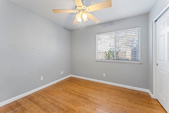 Building Photo - 2126 Sunhaven Ct