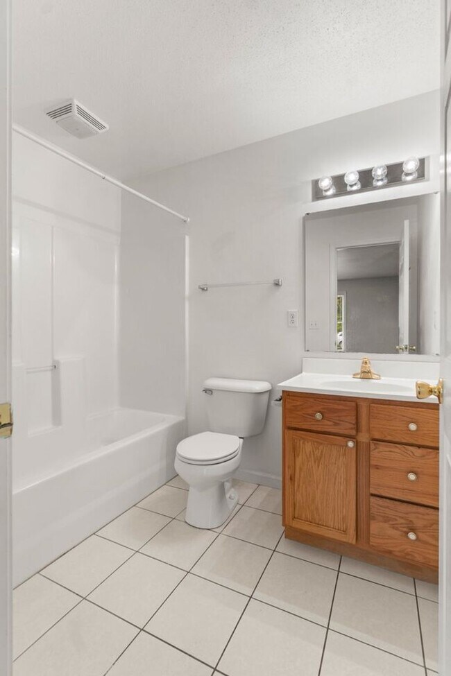 Building Photo - Comanche 178/180