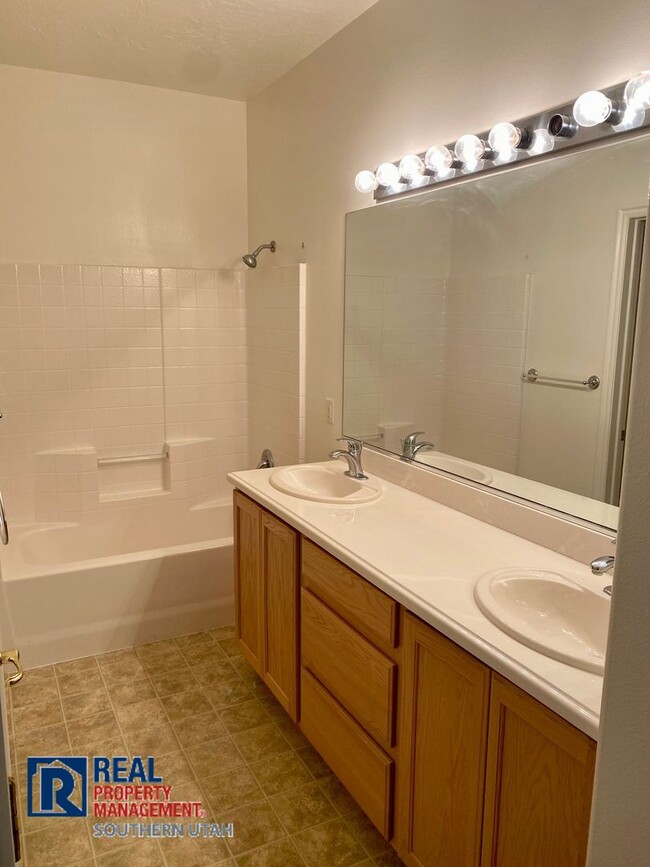Building Photo - Coral Canyon Home