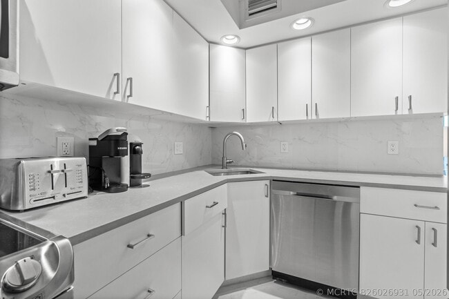 Building Photo - 2780 S Ocean Blvd