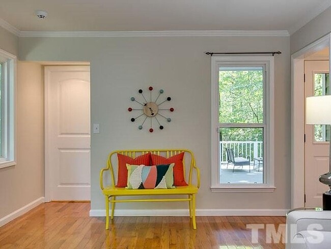 Building Photo - Gorgeous 3 Bedroom Home, Hardwood Floors, ...