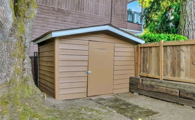Building Photo - 4 Bedroom Kent home walking distance to lake meridian