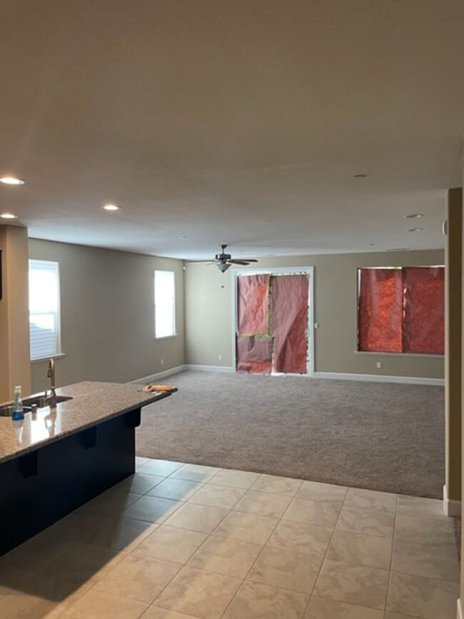 Building Photo - Beautiful spacious home