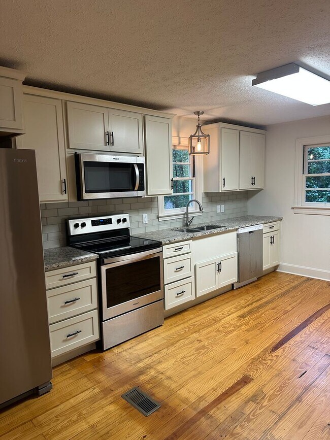 Building Photo - 566 Mulberry Ln