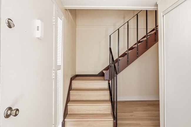 Building Photo - Remodeled 2 Story 3 Bed 1.5 Bath Townhome in Mountain View