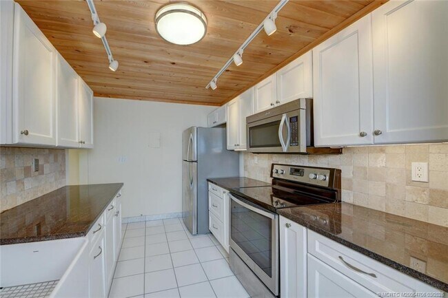 Building Photo - 10044 S Ocean Dr