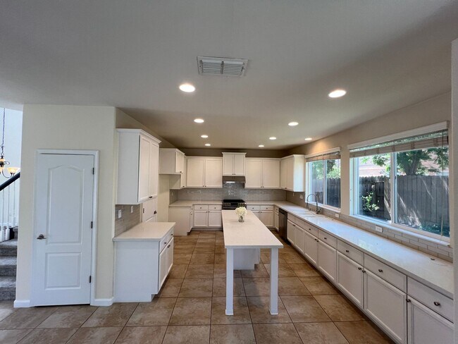 Building Photo - Gorgeous Stone Creek Home!