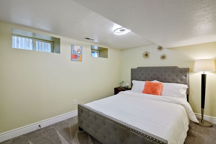 Building Photo - 980 E Bryan Ave