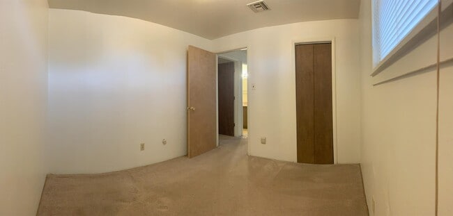 Building Photo - 1120 N Oak St