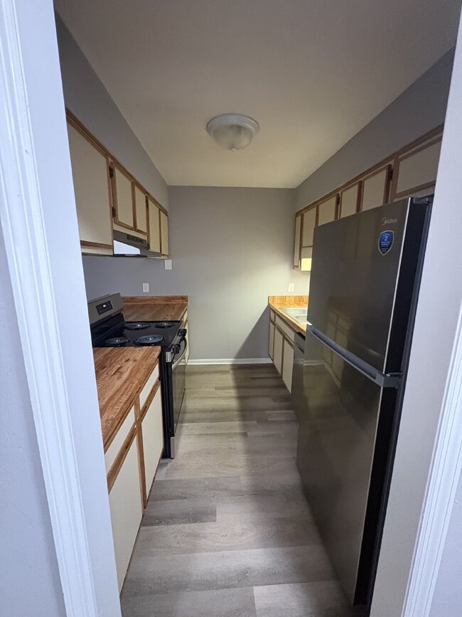 Building Photo - Recently Remodeled 2 Bedroom 1 Bathroom Duplex! BRAND NEW APPLIANCES! FRESH PAINT!