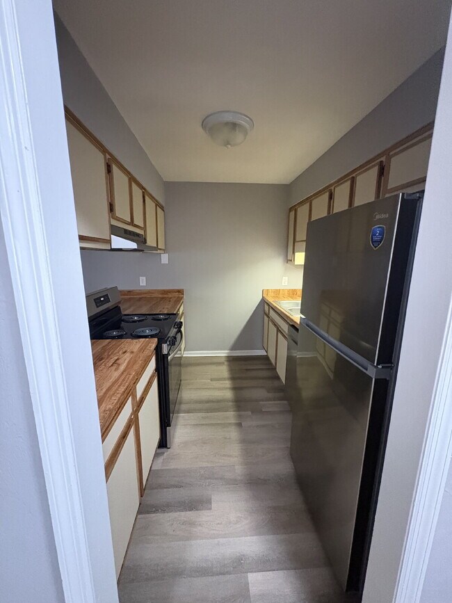 Building Photo - Recently Remodeled 2 Bedroom 1 Bathroom Duplex!
