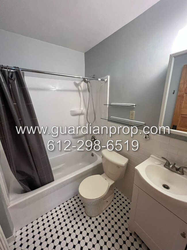 Building Photo - Mac Groveland House Available August 1, Fu...