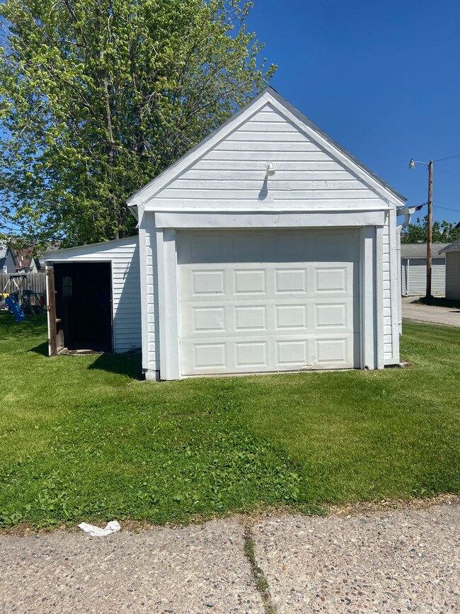 Building Photo - 2 bed 1 bath Moline house!