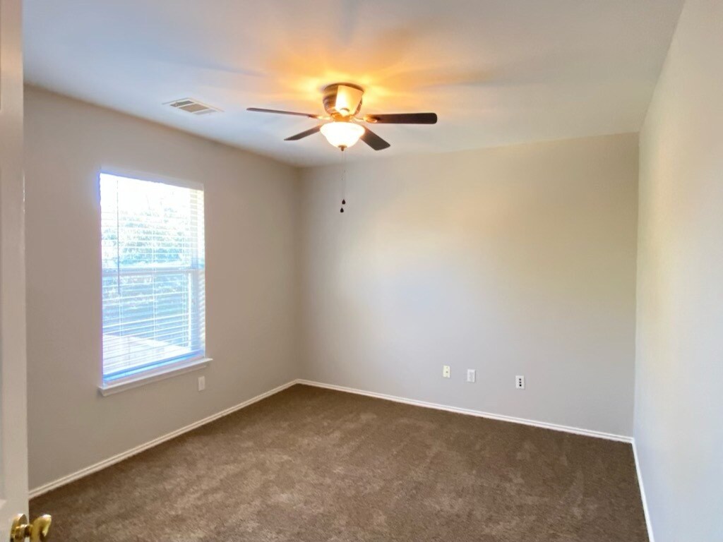 Building Photo - 2326 Clover Ridge Dr