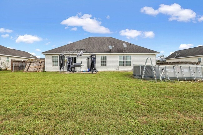 Building Photo - AVAILABLE JUNE (PETS PERMITTED)