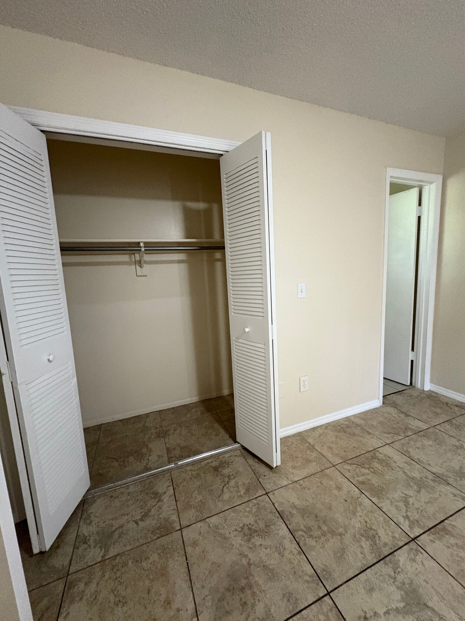Master Closet - 914 Osceola Trl
