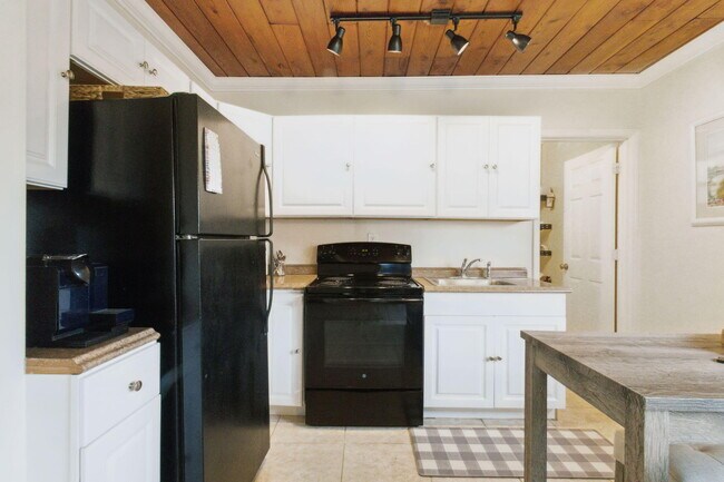 Building Photo - 614 N 7th St