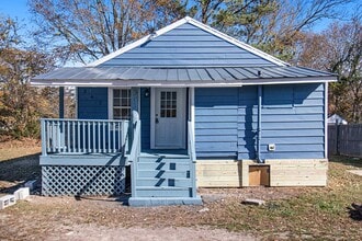Building Photo - Charming Fully Renovated 2BR/1BA in the He...