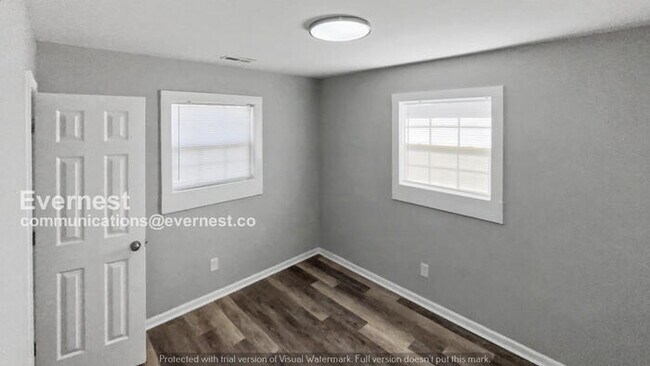 Building Photo - 3 Bed, 2 Bath Home with Off-Street Parking / Pet-Friendly / Vouchers Accepted / Available Now!