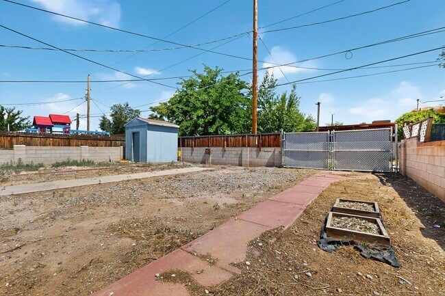 Building Photo - 1012 San Pedro Dr SE