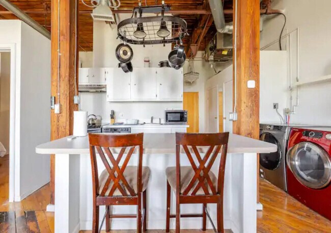 Building Photo - 227 Iron St