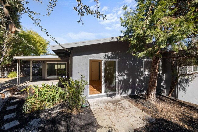 Building Photo - SPECIAL 2 WEEKS FREE RENT! Sun Valley Triplex, Fully Renovated with Attention to detail