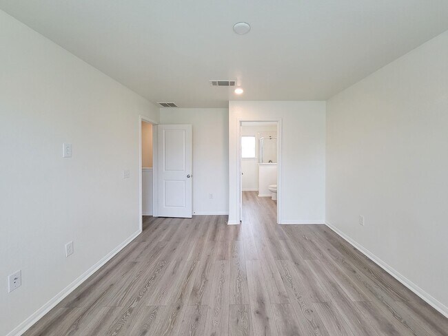 Building Photo - Beautiful 4 bedroom 2.5 bath home with gra...