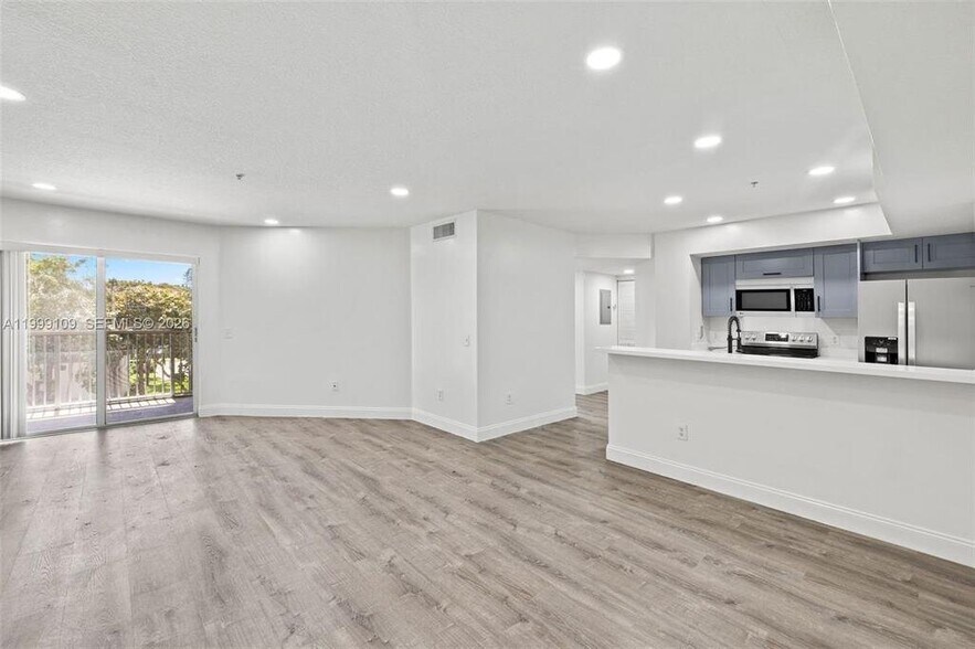 Building Photo - 470 S Park Rd