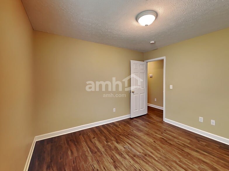 Building Photo - 6012 Mountview Dr