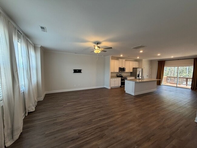 Building Photo - Spacious townhome in Riverwalk