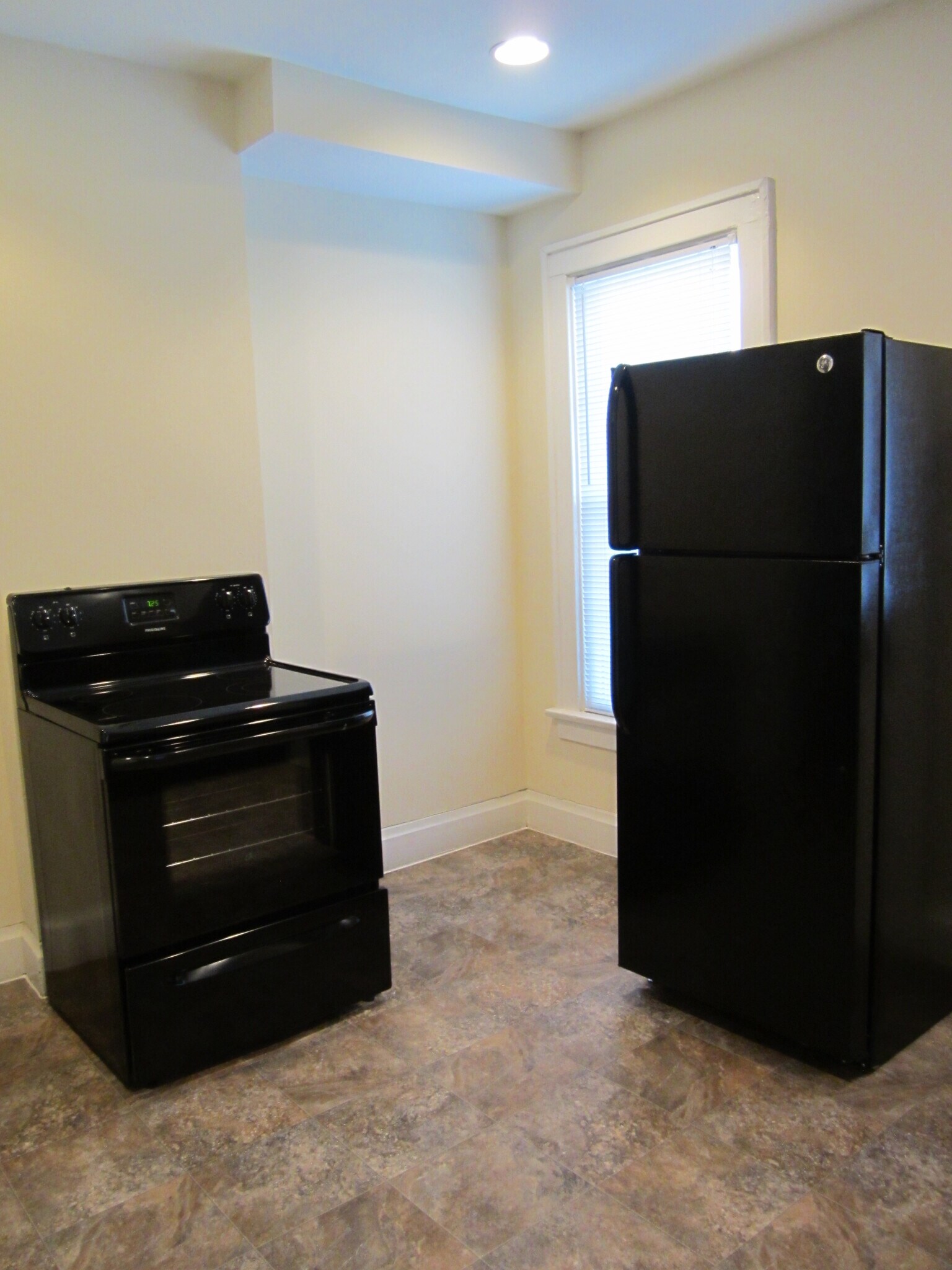 Building Photo - 2444 Deming Ave