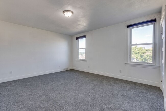 Building Photo - Available MAY 2026 - Beautiful 2 bedroom home in Mt Washington!