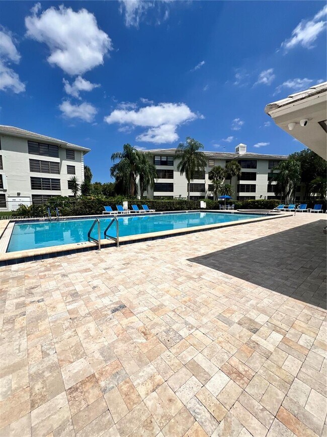 Building Photo - 1705 Whitehall Dr