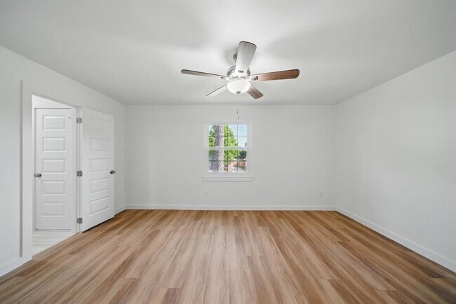 Building Photo - 9711 Derrik Dr