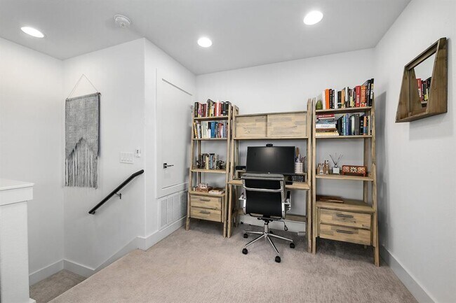 Building Photo - 2050 Lohmans Spur Rd