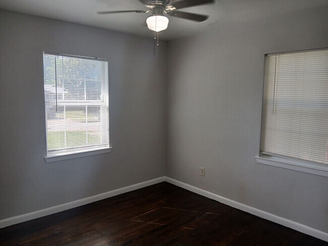 Building Photo - 4 Bedrooms and 1 Bath Near Hwy 75 and Fore...