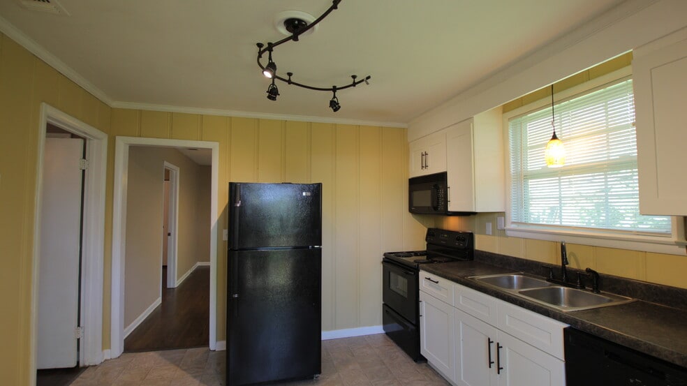 Kitchen - 2425 Chapel Avenue