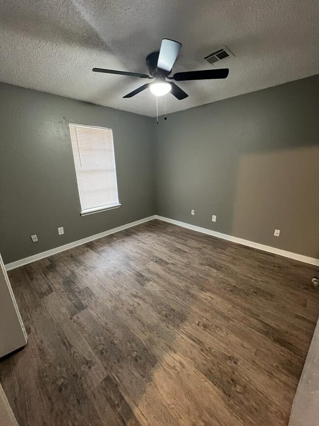 Building Photo - 220 W Shadywood Dr